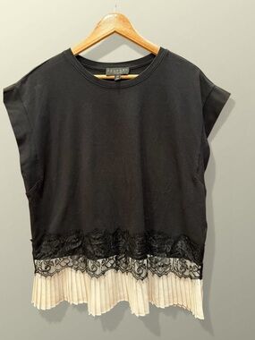 Laundry By Shelli Segal Black Short-Sleeve Top with Lace & Cream Pleated Hem